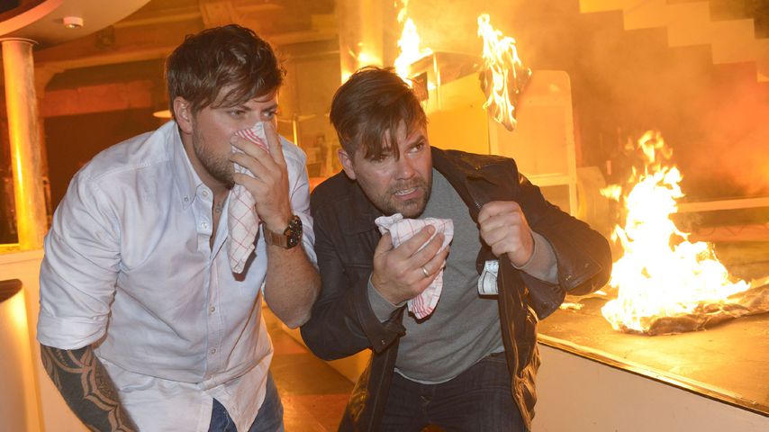 John (Felix von Jascheroff) und Leon (Daniel Fehlow) im Mauerwerk