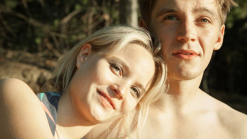Jonas Nay und Sonja Gerhardt beieinander am Set von Deutschland 83