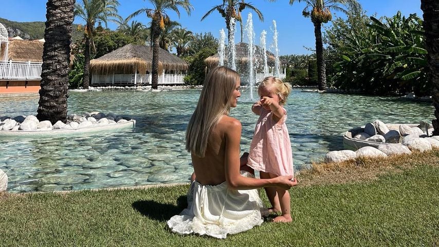Julia Prokopy mit ihrer Tochter Lina, September 2022