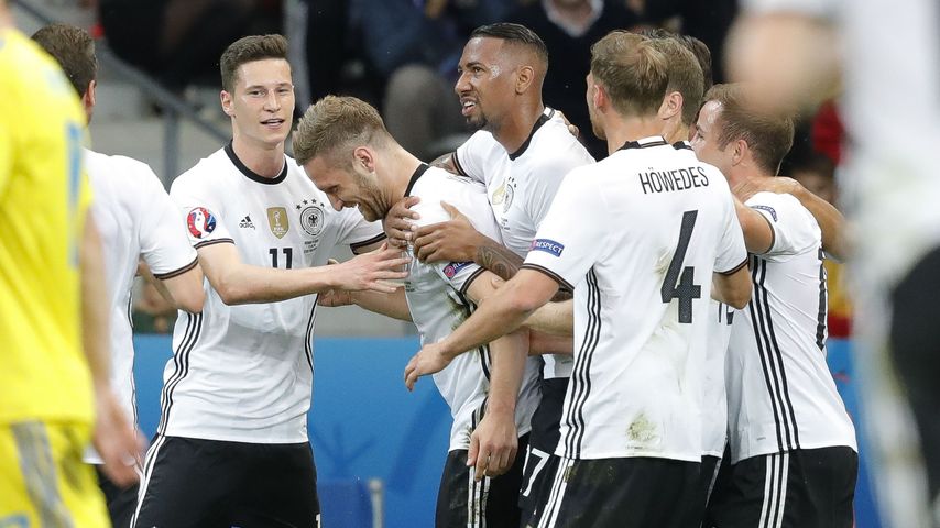 Julian Draxler, Shkodran Mustafi, Jérôme Boateng, Benedikt Höwedes und Mario Götze beim EM-Spiel geg