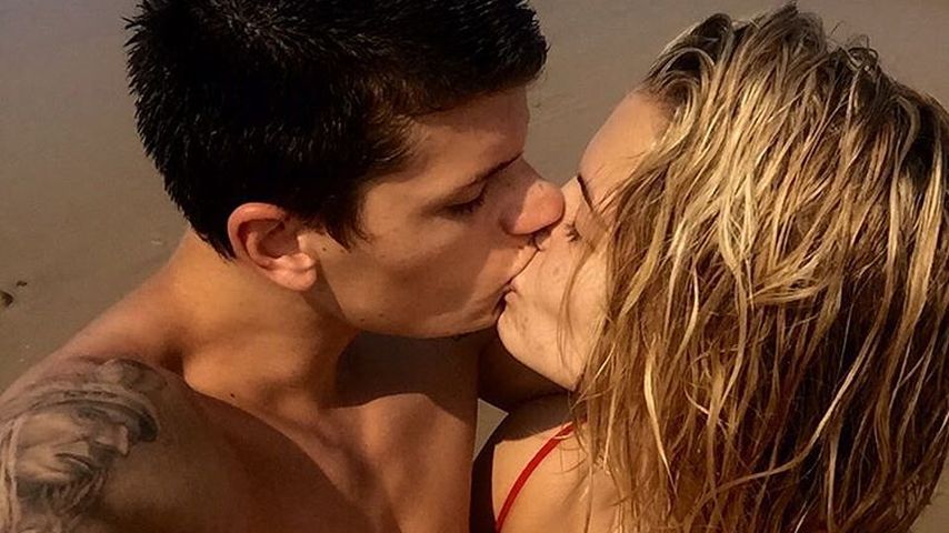 Jullien Herrera und Hailey Clauson am Strand von Cape Cod