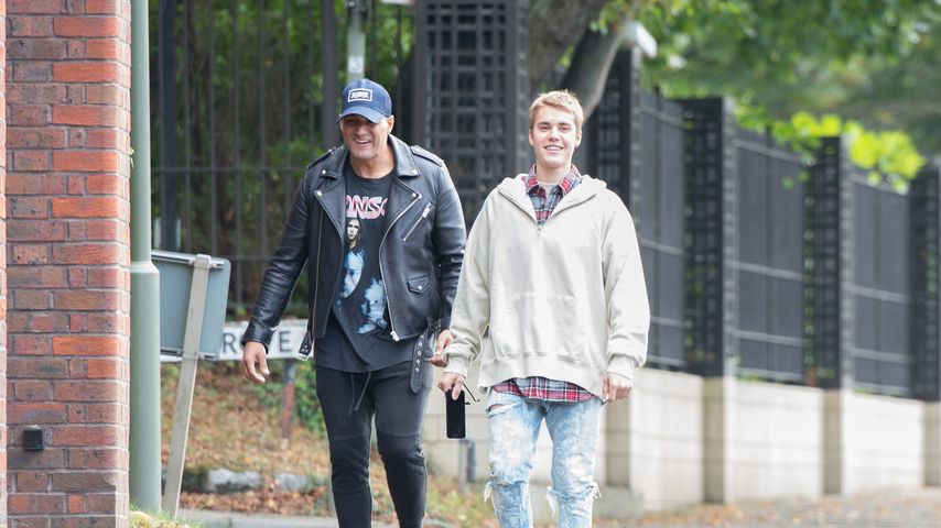 Justin Bieber mit einem Kollegen in London