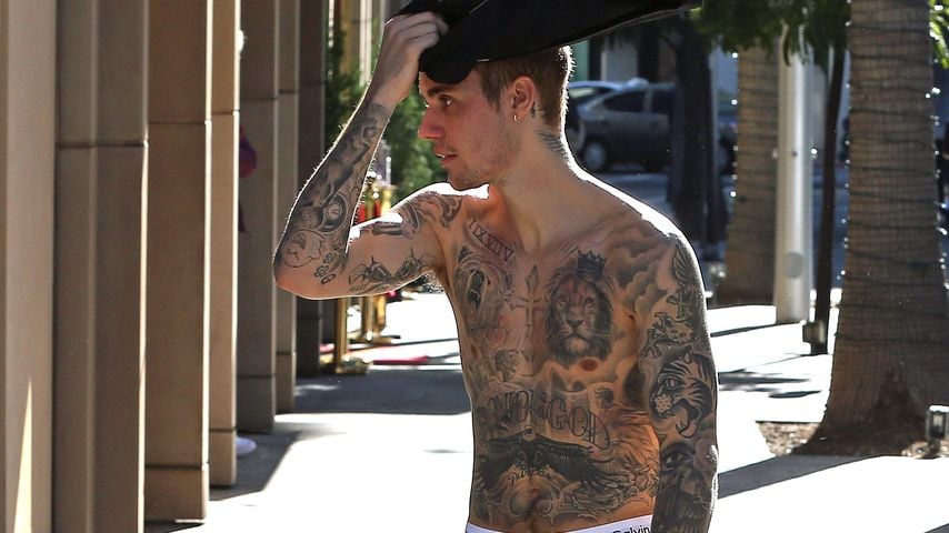 Ohne Shirt Unterwegs Justin Bieber Macht Strassen Unsicher