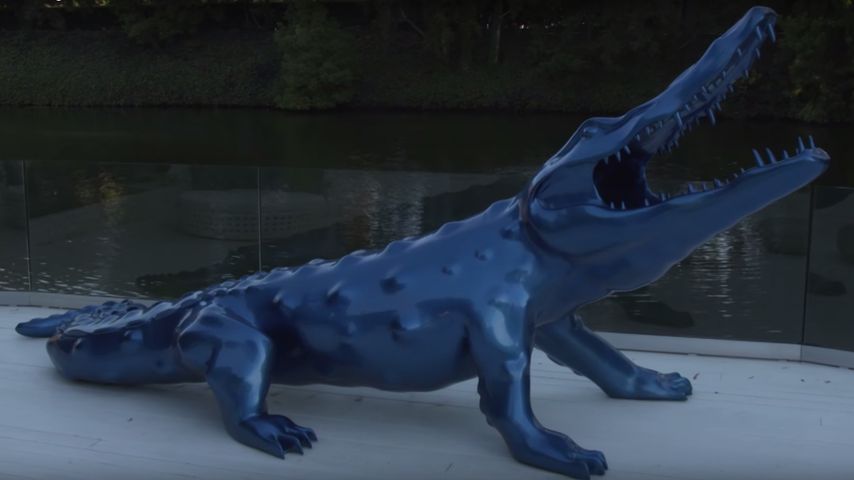 Justin Biebers blaue Alligator-Statue