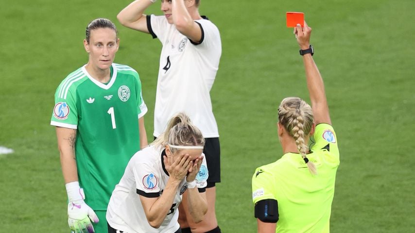 Kathrin Hendrich und ihre Mitspielerinnen bei der Frauen Fußball-EM 2025