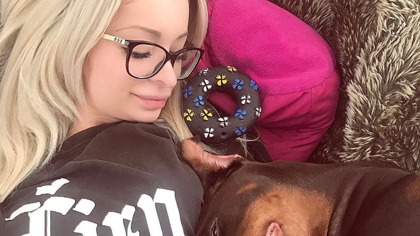 YouTuberin Katja Krasavice mit ihrem Hund