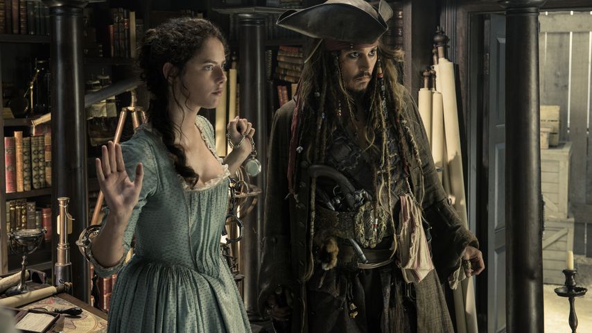 Kaya Scodelario und Johnny Depp in "Pirates of the Caribbean: Salazars Rache"
