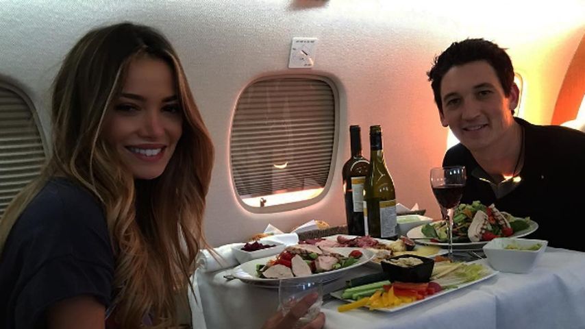 Keleigh Sperry und Miles Teller im Flugzeug