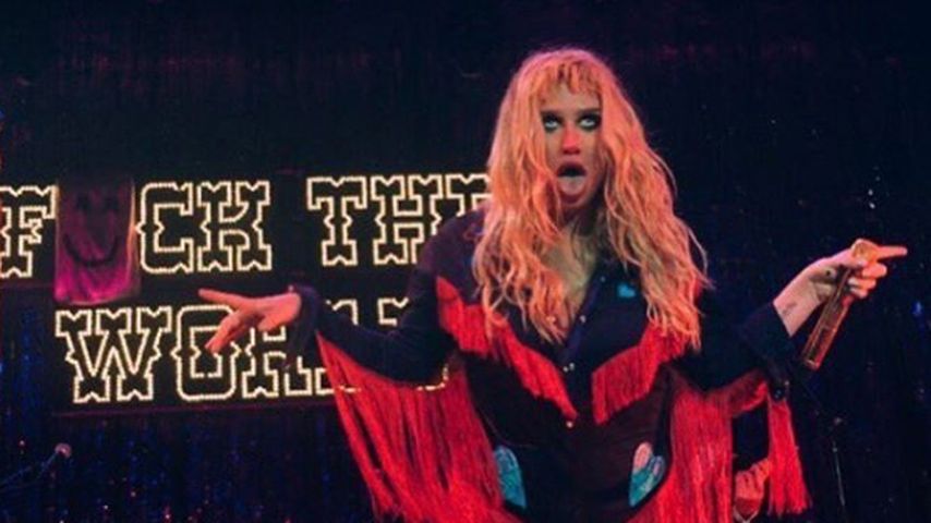 Kesha streckt ihre Zunge raus