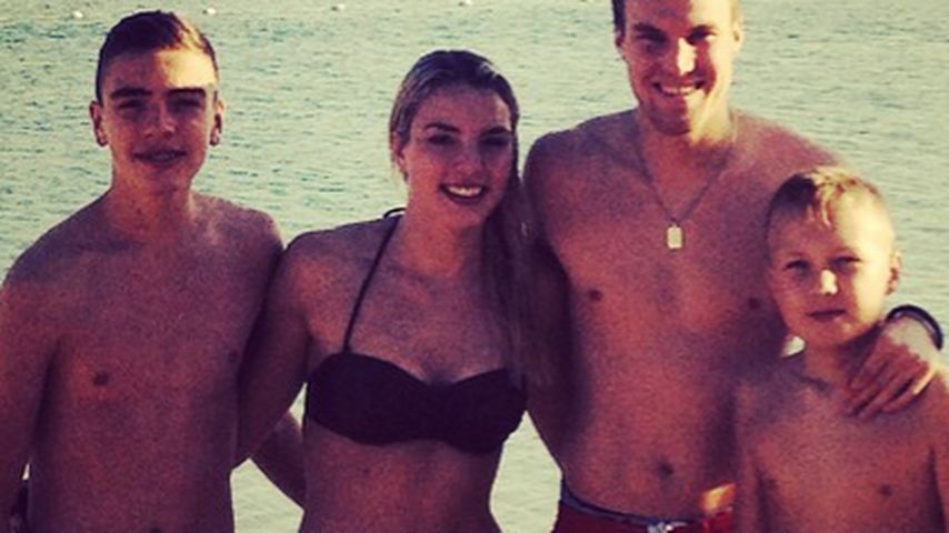 Kevin Großkreutz mit seinen Brüdern und Freundin Caro
