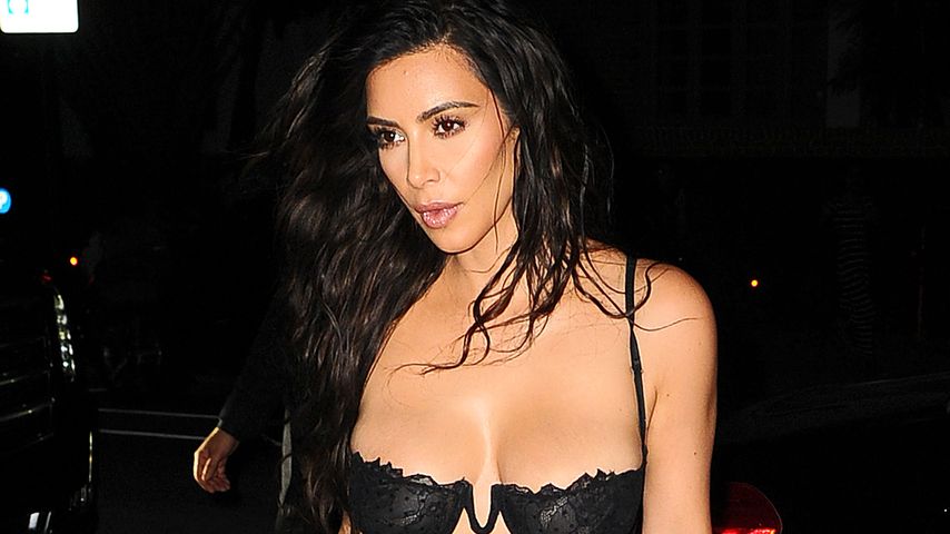 Kim Kardashian in einem schwarzen Spitzenbody