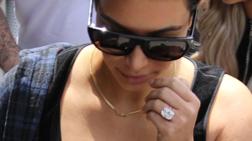 Kim Kardashian mit ihrem Ring
