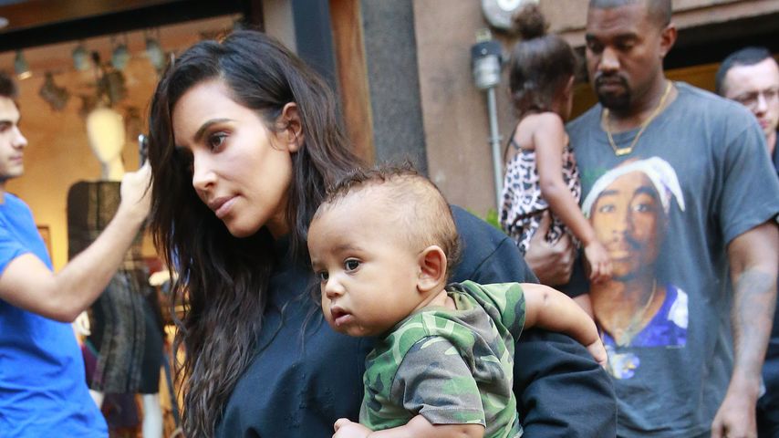 Kim Kardashian und Kanye West mit ihren Kindern Saint und North in NYC