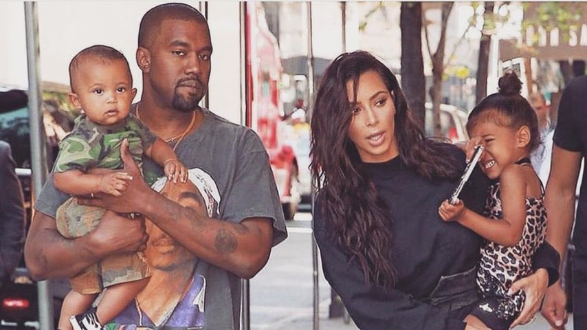 Kim Kardashian und Kanye West mit ihren zwei Kindern