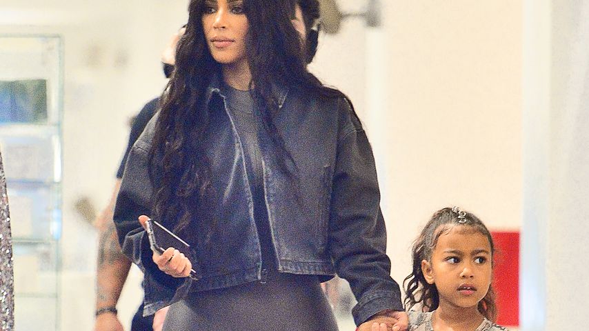 Im Kunst-Schnee: Kim K. gibt Tochter North Schlitten-Lektion