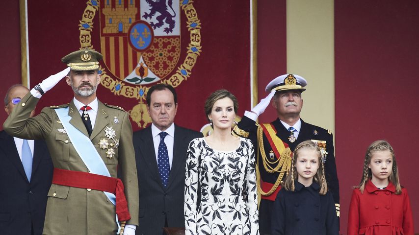 König Filipe und Königin Letizia mit ihren Töchtern bei der Nationalparade 2016