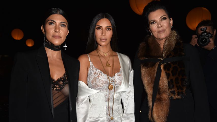 Kourtney und Kim Kardashian mit Mutter Kris Jenner während der Pariser Fashion Week 2016
