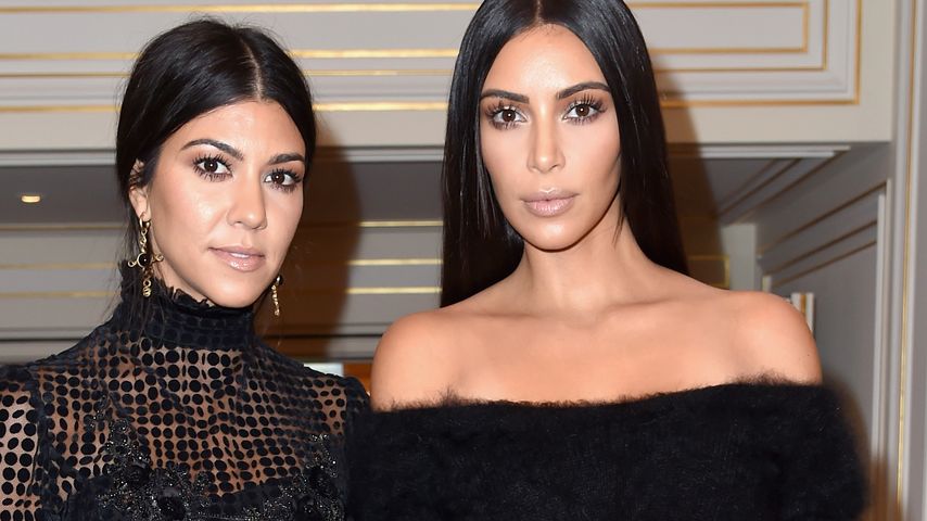 Kourtney und Kim Kardashian bei der "Paris Fashion Week"