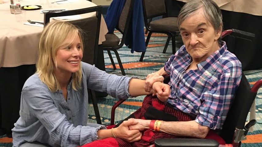 Kristen Bell mit der wegen Hurrikan "Irma" evakuierten Seniorin Clara