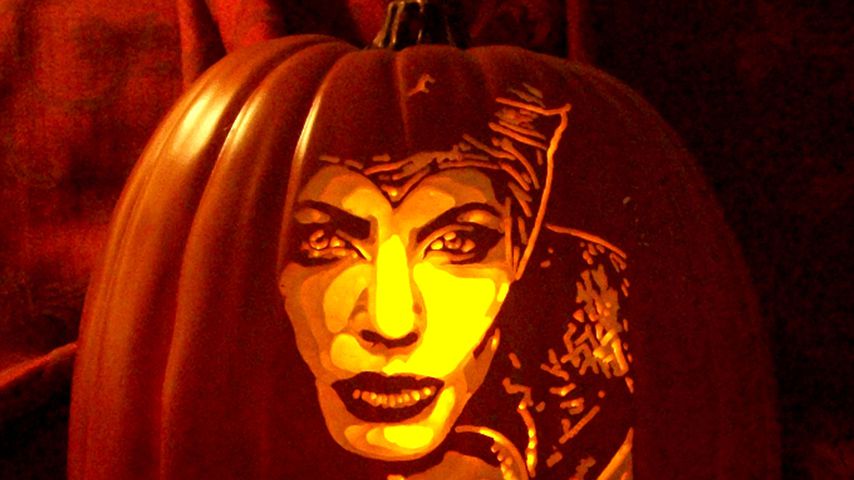 Angelina Jolie als Maleficent auf einem Halloween-Kürbis von Künstler Alex Fer