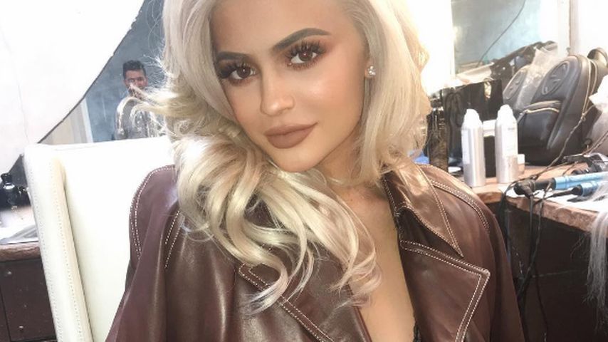 Kylie Jenner in einem schwarzen Spitzen-BH