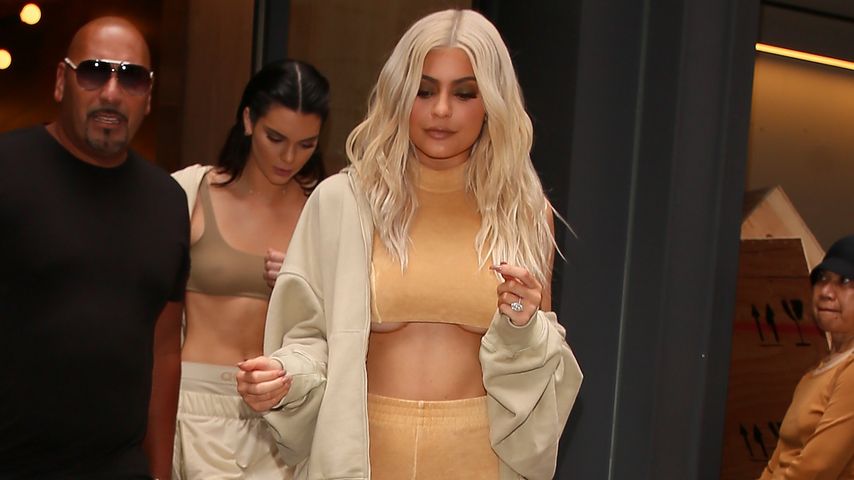 Kendall Jenner und Kylie Jenner verlassen ihr Airbnb auf dem Weg zu Kanye Wests Fashion Show