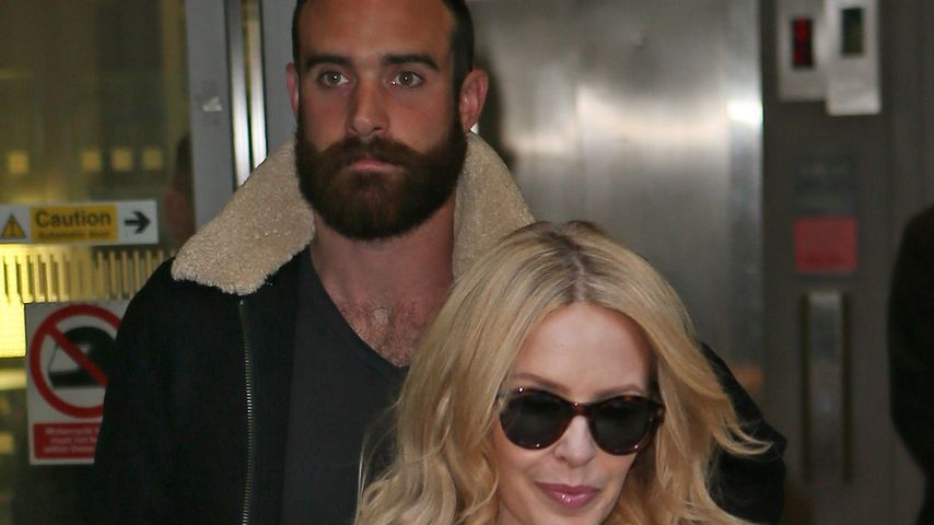 Kylie Minogue und Joshua Sasse
