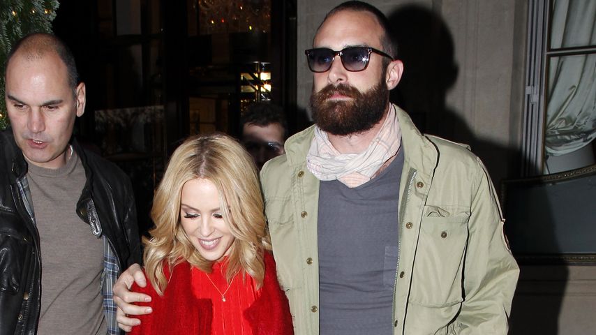 Kylie Minogue und Joshua Sasse