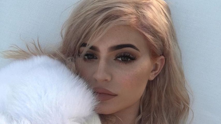 Kylie mit rosa Haaren
