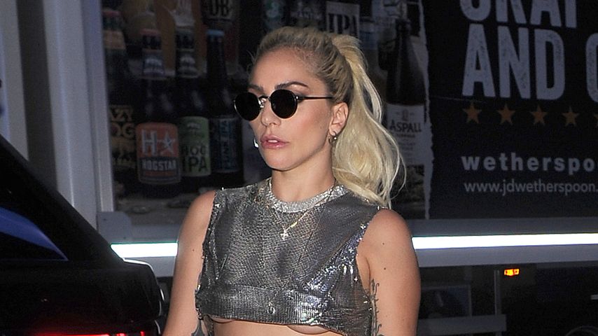 Lady GaGa vor ihrem Hotel in London