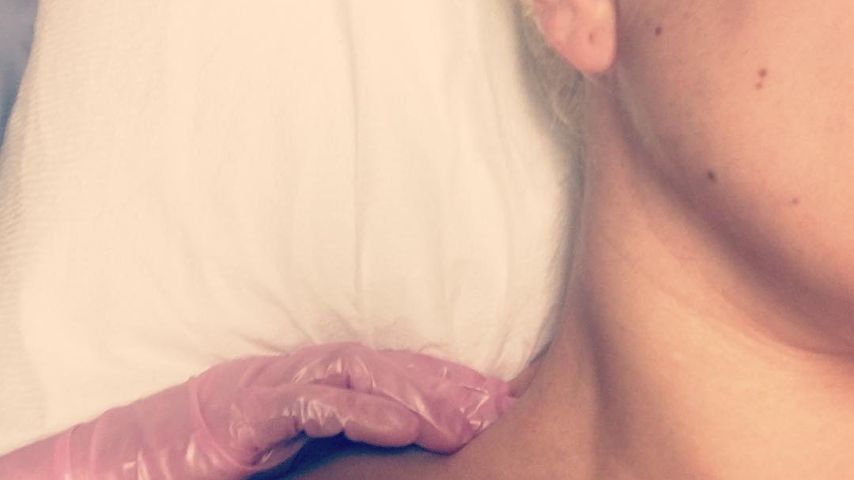 Lady Gagas Schulter