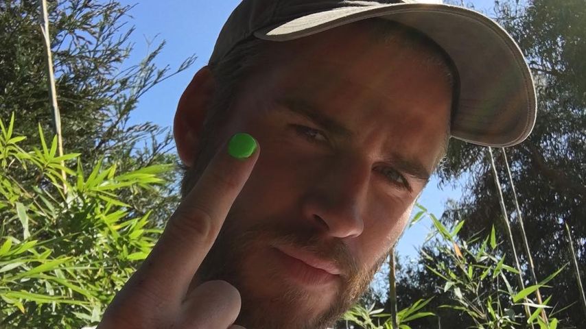 Liam Hemsworth mit grünem Nagel bei der "PolishedMan"-Challenge