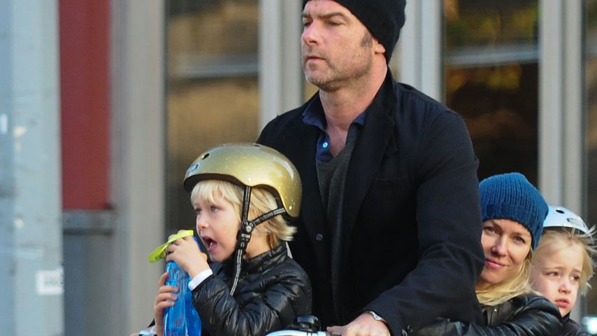 Liev Schreiber und Naomi Watts mit ihren Kindern