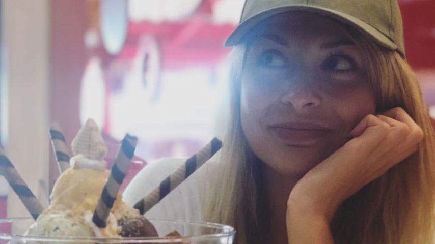 Cheat-Day deluxe: Lisa G. gönnt sich XL-Eis-Becher im Urlaub