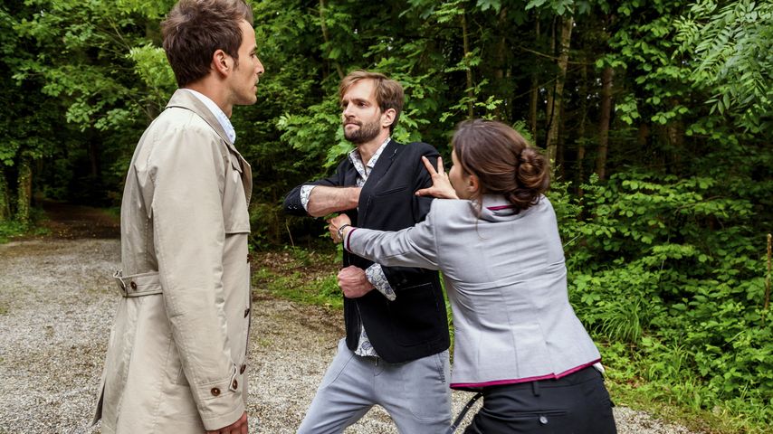 Clara glaubt, dass Adrian in Gefahr ist und reißt Lucien zu Boden