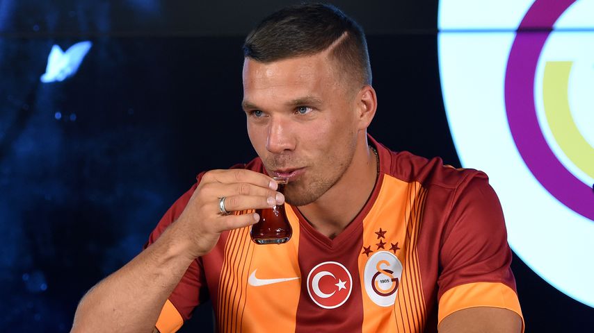 Lukas Podolski bei seiner Vertragsunterzeichnung bei Galatasaray