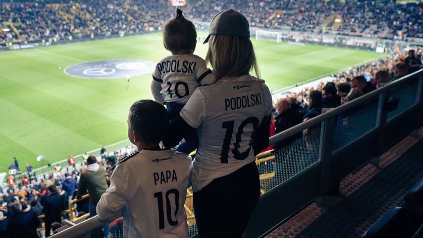 Monika Podolski und die Kids im Stadion