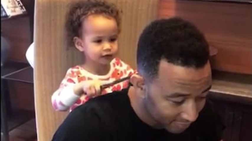Salon Luna: John Legend lässt sich von seiner Kleinen stylen