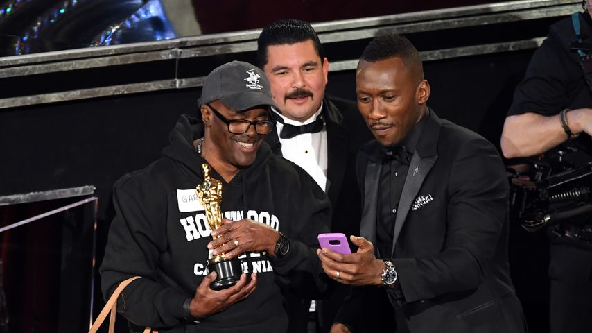 Mahershala Ali mit einem Fan bei den Oscars 2017