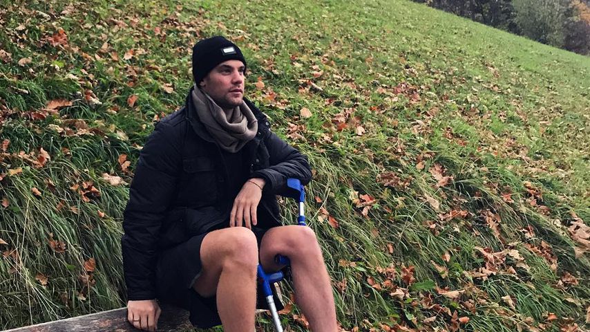 Manuel Neuer mit Krücken bei einem Spaziergang
