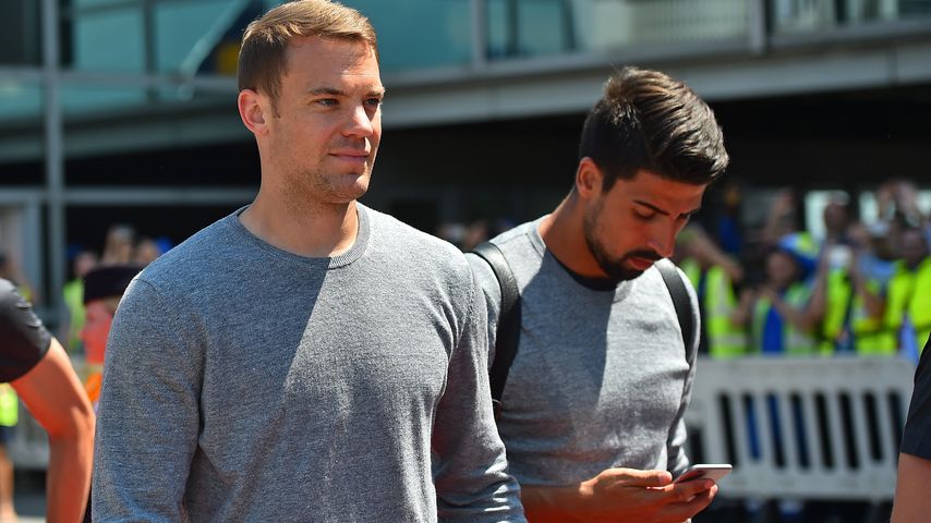 Manuel Neuer und Sami Khedria vor dem Abflug zur EM
