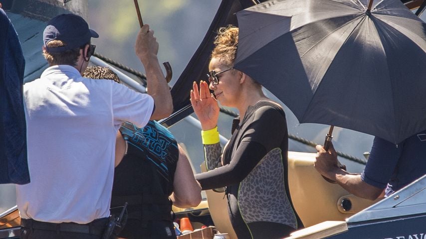 Mariah Carey mit ihren persönlichen Schirmträgern