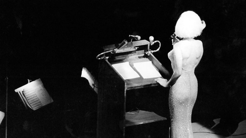 Marilyn Monroe auf der Bühne bei John F. Kennedy's Geburtstagsfeier im Mai 1962