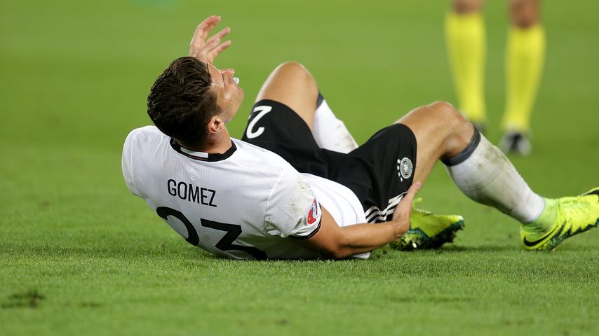Mario Gomez verletzt sich beim Spiel Deutschland gegen Italien bei der Fussball-EM in Bordeaux