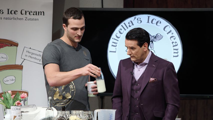 Markus Deibler zeigt Ralf Dümmel die Einzelheiten der Produktreihe "Luicella's Ice Cream"
