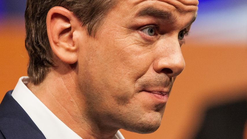 Markus Lanz starrt und runzelt die Stirn