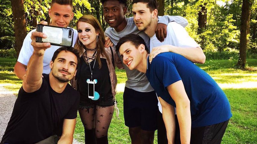 Mats Hummels, Joshua Kimmich, David Alaba (3. v. r.) mit Jella Haase bei "Fack ju Göhte 3"