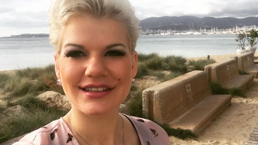 Melanie Müller am Strand auf Mallorca