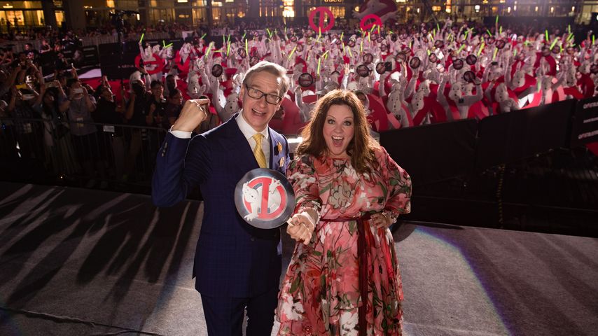 Melissa McCarthy mit Regisseur Paul Feig beim Ghostbusters-Guinness-Weltrekord-Event in Singapur