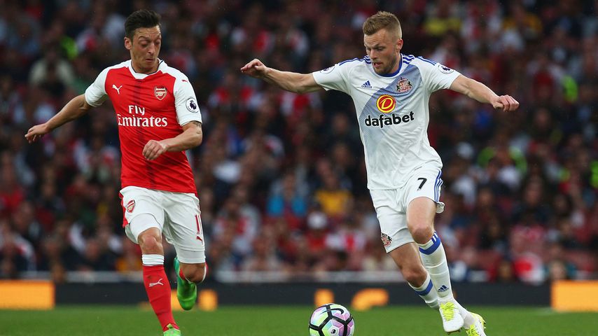 Mesu Özil (l.) beim Spiel Arsenal gegen Sunderland